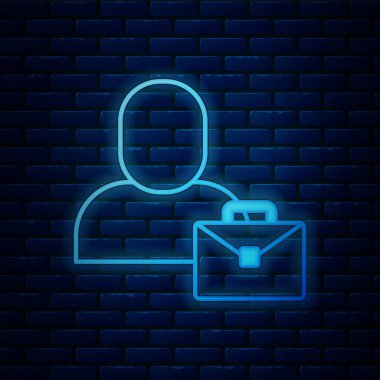 Parlayan neon freelancer simgesi tuğla duvar arkasında izole edilmiş. Evinde dizüstü bilgisayarla çalışan serbest çalışan bir adam. Çevrimiçi iş, uzak iş kavramı. Vektör.