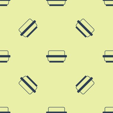 Tereyağı kabındaki mavi tereyağı sarı arka planda izole edilmiş pürüzsüz bir desen. Tereyağlı tuğla tabakta. Süt bazlı ürün. Doğal süt ürünü. Vektör.