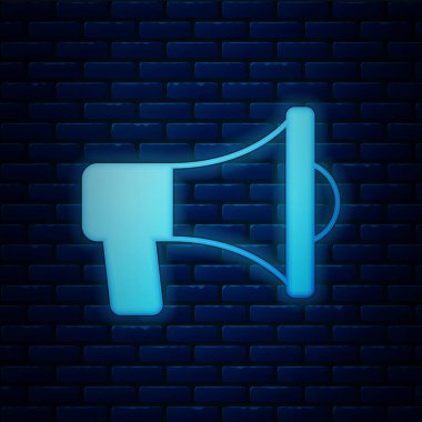 Duvarın arka planında parlayan neon megafon ikonu izole edildi. Sözcü işareti. Vektör.