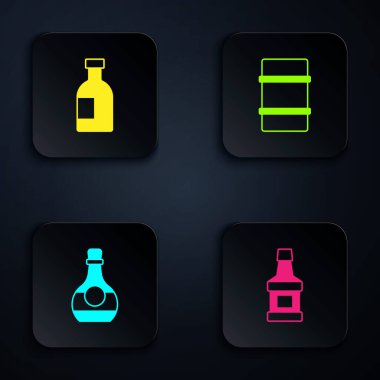 Viski şişesi, bir bardak votka, bir şişe konyak ya da brendi ve metal bira fıçısı. Siyah kare düğme. Vektör