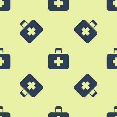 Mavi ilk yardım çantası ikonu sarı arkaplanda izole edilmiş pürüzsüz desen. Haçlı sağlık kutusu. Acil durumlar için tıbbi ekipman. Sağlık sigortası konsepti. Vektör İllüstrasyonu.
