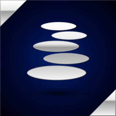 Gümüş Yığını sıcak taşlar simgesi koyu mavi arkaplanda izole edildi. Spa salonu aksesuarı. Vektör.