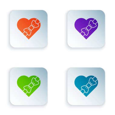 Kalp şeklinde kutuda renkli şeker ve beyaz arkaplanda izole edilmiş yay simgesi. Sevgililer Günü. Kare düğmelere renkli simgeleri yerleştir. Vektör.