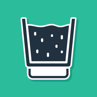 Yeşil zemin üzerinde su ikonu olan mavi cam. Soda bardağı. Vektör