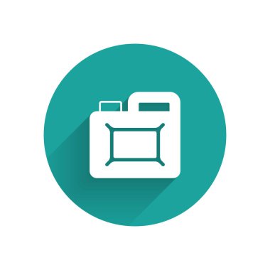 Motor makine yağı ikonu için beyaz teneke kutu uzun gölgeli arka plan. Benzin bidonu. Yağ değiştirme ve onarım servisi. Motor yağı işareti. Yeşil daire düğmesi. Vektör