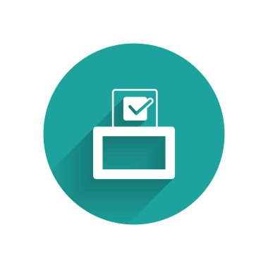 Beyaz oy sandığı ya da oy sandığı, uzun gölge arkaplan ile izole edilmiş bir zarf simgesi. Yeşil daire düğmesi. Vektör