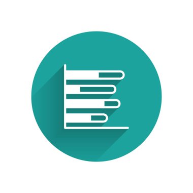 Beyaz Pasta grafiği bilgi simgesi uzun gölge arkaplanı ile izole edildi. Diyagram çizelgesi. Yeşil daire düğmesi. Vektör