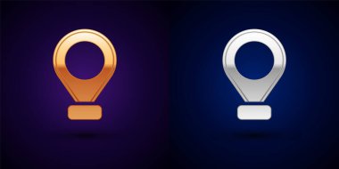 Siyah arkaplanda izole edilmiş altın ve gümüş harita pin simgesi. Navigasyon, işaret, konum, harita, GPS, yön, yer, pusula, arama konsepti. Vektör