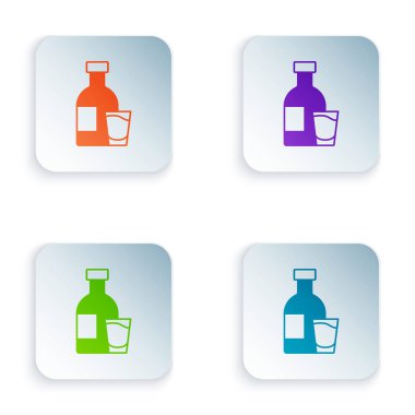 Beyaz arka planda izole edilmiş cam ikonlu votka şişesi. Kare düğmelere renkli simgeleri yerleştir. Vektör.