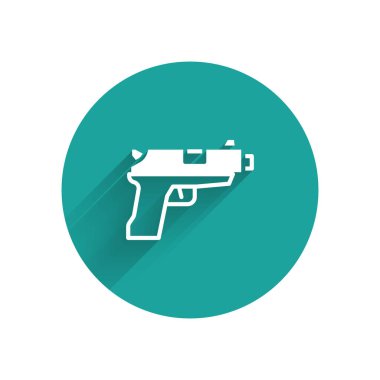 Uzun gölgeli beyaz tabanca ya da silah ikonu. Polis ya da askeri silah. Küçük ateşli silah. Yeşil daire düğmesi. Vektör.