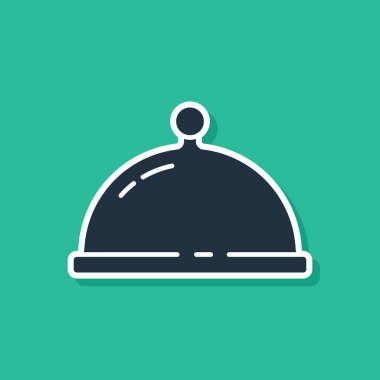 Yeşil arka planda izole edilmiş bir tepsi yiyecek ikonu ile kaplanmış mavi. Tepsi ve kapak. Kapaklı bir restoran saati. Mutfak eşyaları sembolü. Vektör.