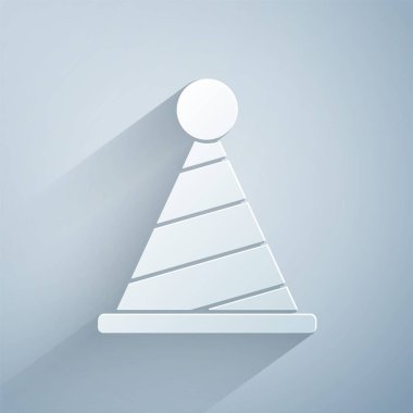 Kağıt kesiği Parti şapka simgesi gri arkaplanda izole edildi. Doğum günü şapkası. Kağıt sanatı tarzı. Vektör.