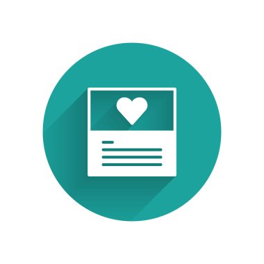 Uzun gölgeli beyaz tebrik kartı simgesi. Kutlama için davetiye ya da tebrik kartı şablonu. Yeşil daire düğmesi. Vektör.