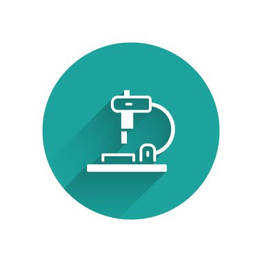 Beyaz mikroskop simgesi uzun gölgeli. Kimya, ilaç aleti, mikrobiyoloji büyütme aracı. Yeşil daire düğmesi. Vektör.