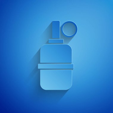 Kağıt kesiği el bombası ikonu mavi arka planda izole edilmiş. Bomba patlaması. Kağıt sanatı tarzı. Vektör.