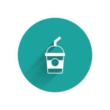 Beyaz milkshake ikonu uzun gölgeli izole edilmiş. Kapaklı ve samanlı plastik bardak. Yeşil daire düğmesi. Vektör.