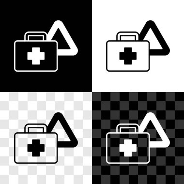 İlk yardım çantasını ve uyarı üçgeni simgesini siyah beyaz, şeffaf arkaplanda izole edin. Arabada olması lazım. Vektör.