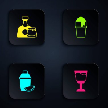 Şarap kadehi, viski şişesi ve limonlu kokteyl ve bir bardak bira. Siyah kare düğme. Vektör