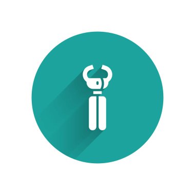 Uzun gölgeli izole edilmiş hayvan ikonu yetiştirmek için beyaz kırpıcılar. Evcil hayvan tırnak makası. Yeşil daire düğmesi. Vektör.