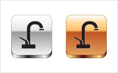 Siyah su musluğu simgesi beyaz arkaplanda izole edildi. Gümüş-altın kare düğme. Vektör.