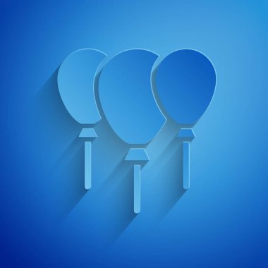 Kağıt, mavi arka planda izole edilmiş kurdele simgesiyle balonları keser. Mutlu Noeller ve mutlu yıllar. Kağıt sanatı tarzı. Vektör.