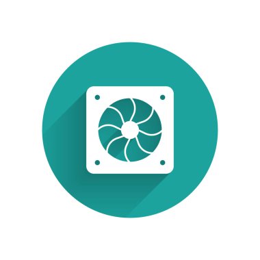 Beyaz Bilgisayar soğutucu simgesi uzun gölge arkaplanı ile izole edildi. Bilgisayar donanım pervanesi. Yeşil daire düğmesi. Vektör