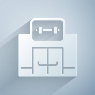 Kağıt kesiği spor salonu simgesi gri arka planda izole edilmiş. Spor kulübü. Kağıt sanatı tarzı. Vektör.