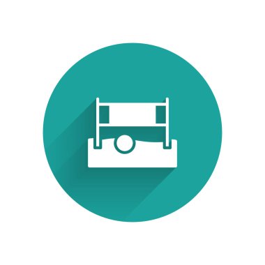 Uzun gölgeli, top ikonlu beyaz voleybol ağı. Yeşil daire düğmesi. Vektör.