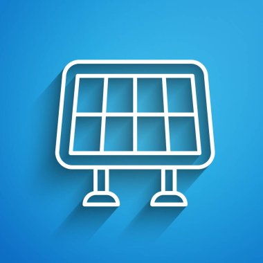 Beyaz çizgi güneş enerjisi simgesi mavi arkaplanda izole edildi. Uzun gölge. Vektör.
