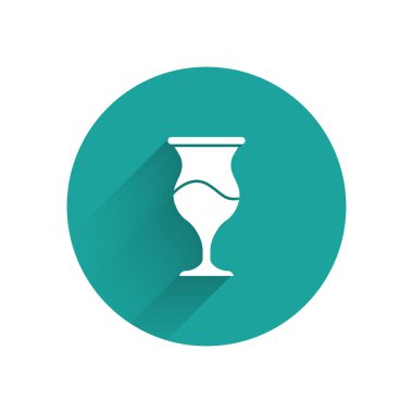 Uzun gölgeli beyaz Yahudi kadeh ikonu. Kiddush için Yahudi şarabı bardağı. Şabat için çerez kupası. Yeşil daire düğmesi. Vektör.