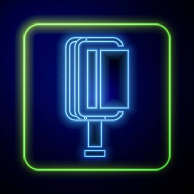 Mavi arka planda izole edilmiş köpek ve kedi ikonu için parlak neon saç fırçası. Hayvan kürkü için fırça. Hayvan aksesuarı. Vektör