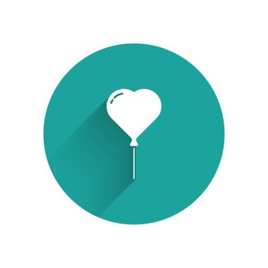 Kalp şeklinde beyaz balon, uzun gölgeyle izole edilmiş kurdele ikonu. Sevgililer Günü. Yeşil daire düğmesi. Vektör