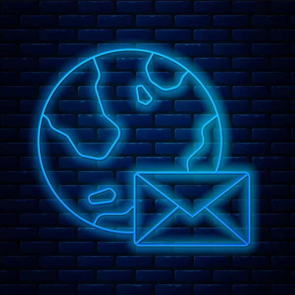 Brillante globo de la Tierra línea de neón con el correo y el icono de correo electrónico aislado en el fondo de la pared de ladrillo. Envolvente símbolo e-mail. Señal de correo electrónico. Vector — Archivo Imágenes Vectoriales