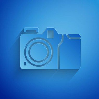 Kağıt kesiği Fotoğraf Makinesi simgesi mavi arkaplanda izole edildi. Fotoğraf makinesi simgesi. Kağıt sanatı tarzı. Vektör