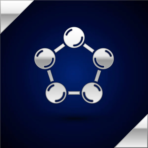 Ikona Silver Molecule izolovaná na tmavomodrém pozadí. Struktura molekul v chemii, učitelé vědy, novátorský vzdělávací plakát. Vektor — Stockový vektor