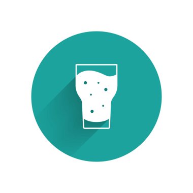 Uzun gölgeli beyaz bira ikonu. Yeşil daire düğmesi. Vektör