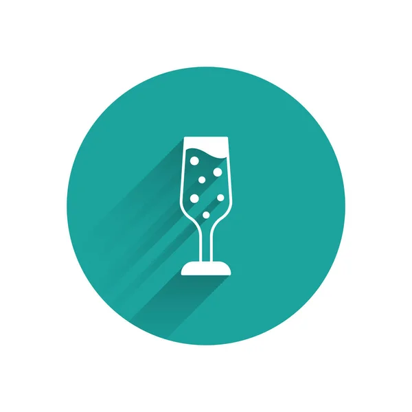 Bílé sklo s ikonou šampaňského izolované s dlouhým stínem. Zelený knoflík. Vektor — Stockový vektor