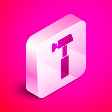 Pembe arka planda izole edilmiş Isometric Hammer simgesi. Tamir için bir araç. Gümüş kare düğme. Vektör