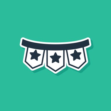 Yeşil arka planda izole edilmiş bayrak ikonlu Mavi Karnaval çelengi. Doğum günü kutlaması için parti flamaları, festival dekorasyonu. Vektör