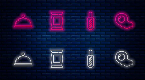 Set lijn Zak of pakket chips, Hotdog sandwich, bedekt met lade en roerei. Gloeiend neon icoon op bakstenen muur. Vector — Stockvector