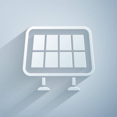 Kağıt kesiği Güneş enerjisi simgesi gri arka planda izole edilmiş. Kağıt sanatı tarzı. Vektör