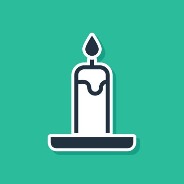 Yeşil arkaplanda izole edilmiş, şamdan simgesinde yanan mavi mum. Silindirik mum çubuğu ve yanan ateş. Vektör