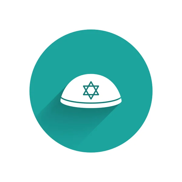 Witte joodse kippah met ster van David pictogram geïsoleerd met lange schaduw. Joodse keppelhoed. Groene cirkel knop. Vector — Stockvector
