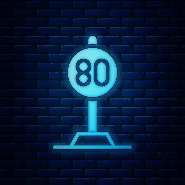 Bersinar neon Kecepatan batas lalu lintas tanda 80 km ikon terisolasi di dinding bata latar belakang. Vektor - Stok Vektor