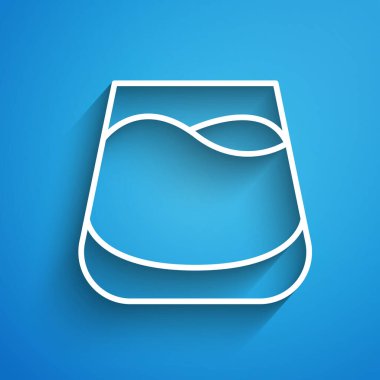 Mavi arka planda beyaz çizgili viski ikonu. Uzun gölge. Vektör.