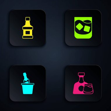 Viski şişesi ve bardak, buz kovasında şampanya ve bir bardak viski. Siyah kare düğme. Vektör