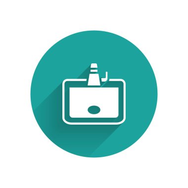 Su musluğu ikonlu, uzun gölgeli beyaz lavabo. Yeşil daire düğmesi. Vektör