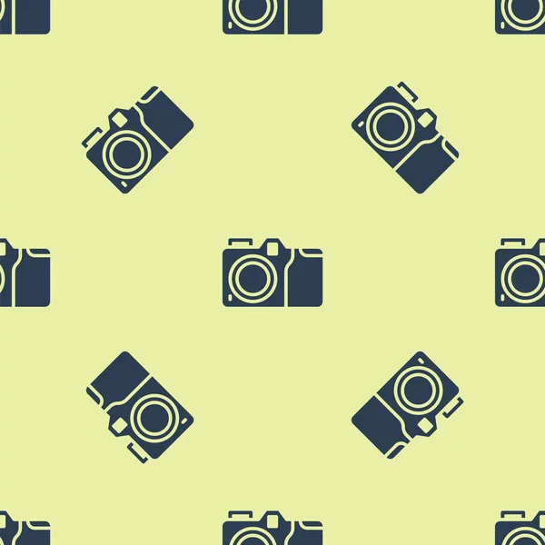 Modrá Fotoaparát ikona izolované bezešvé vzor na žlutém pozadí. Ikona fotoaparátu. Vektor — Stockový vektor