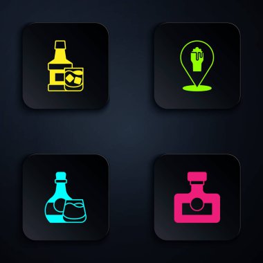 Alkol içeceği, viski şişesi, bardak ve bira barını ayarlayın. Siyah kare düğme. Vektör