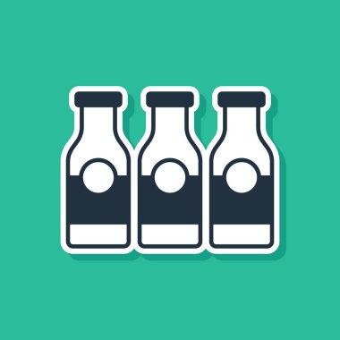 Yeşil arka planda izole edilmiş süt ikonu olan mavi kapalı cam şişe. Vektör